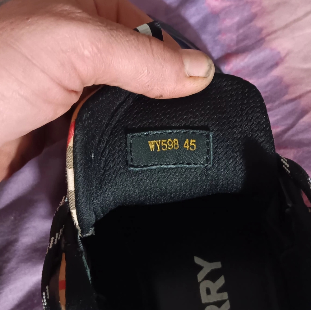 Size 10 beige and black Burberry sneakers - Picture 10 of 10
